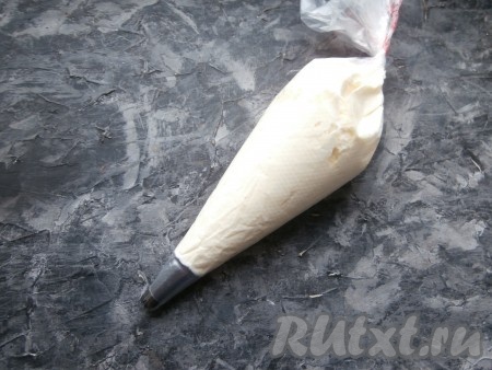 Треть крема отложить в отдельную посуду, оставшимся кремом наполнить кондитерский мешок с насадкой "звёздочка".
