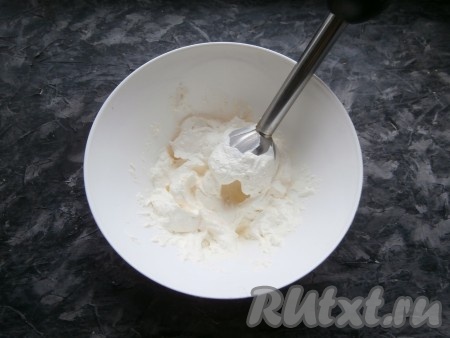 Для приготовления крема нужно в творог добавить сметану и взбить погружным блендером до максимально гладкого, однородного состояния.