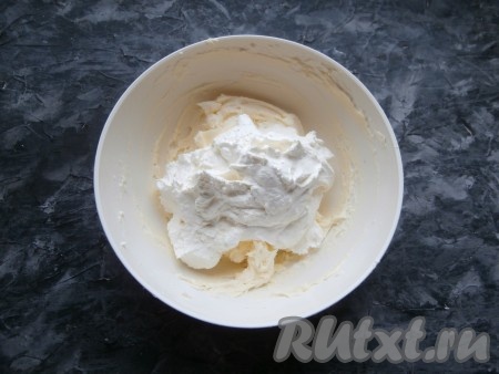 В масляную смесь добавить ванильный сахар, а затем, продолжая взбивать миксером, в три приёма добавить творожную массу.
