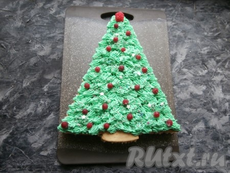 Теперь осталось ёлочку только украсить ягодками, кондитерской присыпкой и поместить тортик в холодильник на несколько часов.
