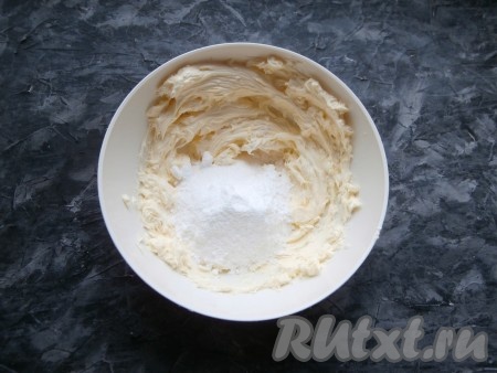 В отдельной миске сливочное масло, размягчённое при комнатной температуре, немного взбить миксером, после этого всыпать сахарную пудру и снова взбить миксером.