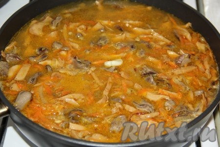 Перемешать, а как только вода закипит, убавить огонь до минимума и накрыть сковороду крышкой. Чеснок почистить, раздавить ножом и добавить в сковороду. Томить булгур с куриными сердечками, примерно, 15 минут.
