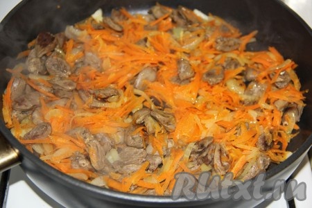 Потушить сердечки с овощами в течение 5 минут, не забывая иногда перемешивать.
