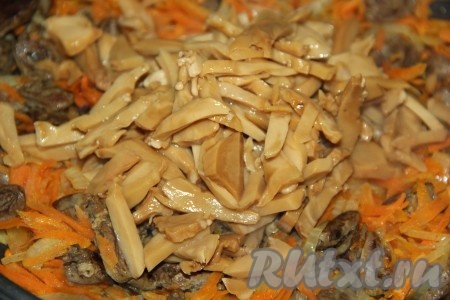 Затем добавить маринованные шампиньоны и потушить 5 минут. Если у вас нет грибов или вы их не любите, то можете грибы не добавлять, а просто протушить куриные сердечки с морковкой и луком ещё в течение 3-5 минут.
