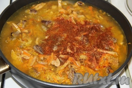 Влить в сковороду 300 мл воды комнатной температуры. Сразу добавить соль и специи по вкусу.
