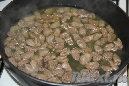 Сначала обжарить сердечки на сильном огне, помешивая, в течение нескольких минут, затем убавить огонь и тушить сердечки под крышкой 20 минут на небольшом огне, периодически перемешивая. Сердечки выделят сок.
