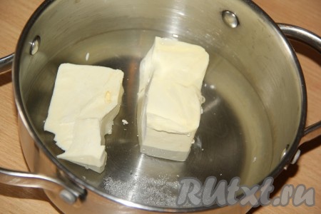Влить воду в кастрюлю с толстым дном, добавить сливочное масло и соль, затем поставить на средний огонь и довести до кипения.
