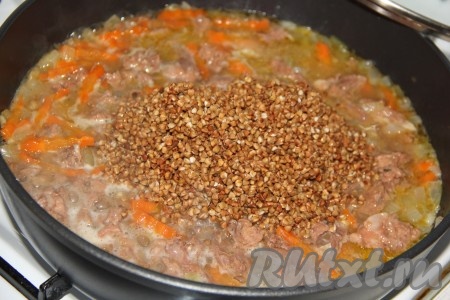 Гречку промыть и добавить в сковороду с тушёнкой и овощами.
