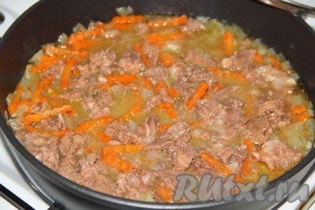 Размять тушёнку на мелкие кусочки.
