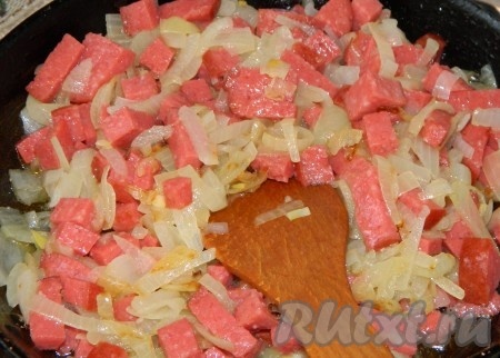 Порезанную колбасу отправляем жариться к луку