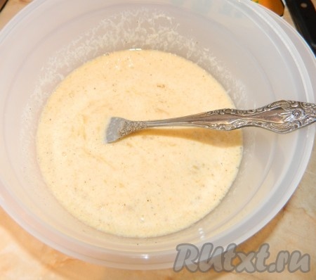 Смешиваем сметану, яйца и перец. Перемешиваем.