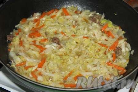 Тушёнку с капустой тщательно перемешать, разбивая комочки мяса, и посолить по вкусу, а затем потушить 10 минут на небольшом огне под крышкой. Затем снять сковороду с огня и дать настояться блюду в течение 10 минут.
