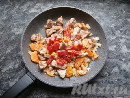 Добавить в сковороду нарезанный длинными полосками болгарский перец.