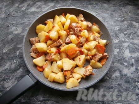 Ничего не перемешивая, накрыть сковороду крышкой и поставить её на огонь, дать воде закипеть, а затем уменьшить огонь и тушить жаркое по-деревенски, не открывая крышку, 30-40 минут (до готовности картофеля и испарения жидкости).
