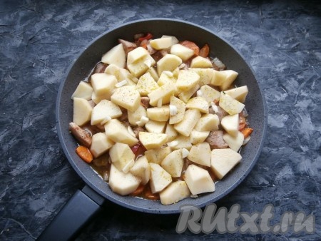 Добавить нарезанный кусочками чеснок.
