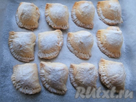 Дать печенью немного остыть и посыпать его сахарной пудрой.