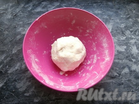 Замесить мягкое, но плотное тесто, которое вымешивать не нужно, просто собрать его в не липнущий к рукам ком. Если тесто будет сильно липнуть к рукам, добавьте немного муки. Если тесто не будет собираться в ком (многое зависит от величины желтков и качества сметаны), тогда добавьте чайную ложку холодной воды, хорошо вмешивая её и быстро собирая тесто в ком. Поместить тесто в целлофан и отправить в холодильник на 1 час.