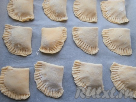 Таким же образом сформировать все заготовки печенья "Сугробы". Края каждого печенья нужно тщательно залепить (это удобно сделать с помощью вилки). Разместить все заготовки на противне, застеленном пергаментом, на некотором расстоянии друг от друга.
