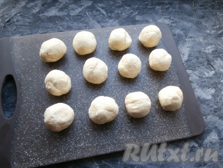 Охлаждённое тесто разделить на 12 частей, каждую - скатать в шарик (получится 12 шариков).
