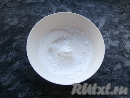 Тем временем, взбить миксером 1 яичный белок до пены со щепоткой соли. Добавляя ванильный сахар и частями обычный сахар, продолжать его взбивать до белой, пышной массы и устойчивых пиков (на взбивание потребуется 3-4 минуты).