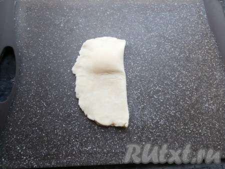 Сложить лепёшку пополам, накрывая белок, края придавить.
