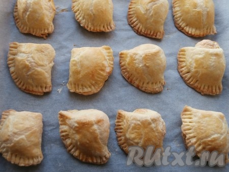 Выпекать печенье "Сугробы" с начинкой из безе в разогретой до 180 градусов духовке 15-20 минут (до румяности).