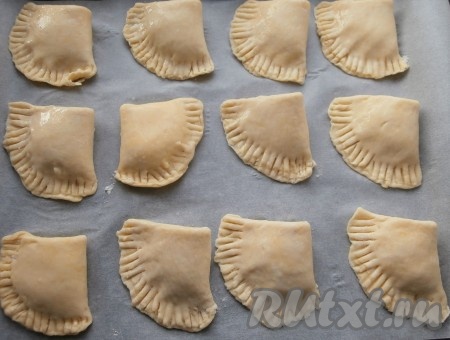 Смазать печенье чуть взбитым вилкой оставшимся белком.