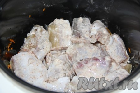 Морковь обжарить в чаше мультиварки, не забывая помешивать, в течение 10 минут. Затем выложить кусочки минтая поверх морковки.
