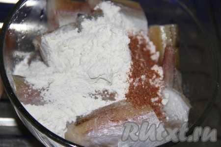 К кусочкам минтая добавить муку, соль и специи.
