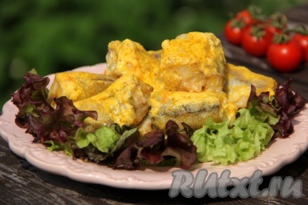 Сочные, нежные кусочки минтая, приготовленные в мультиварке, подать к столу в горячем виде с любым гарниром, который можно полить сметанным соусом, в котором тушилась рыба. Блюдо получается очень вкусным, всем советую!
