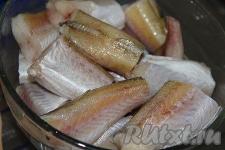 Минтая полностью разморозить при комнатной температуре. Каждую рыбку промыть под водой, удалить голову, плавники, хвост и внутренности (не забудьте удалить и чёрную плёночку из брюшка), нарезать на порционные кусочки.&nbsp;
