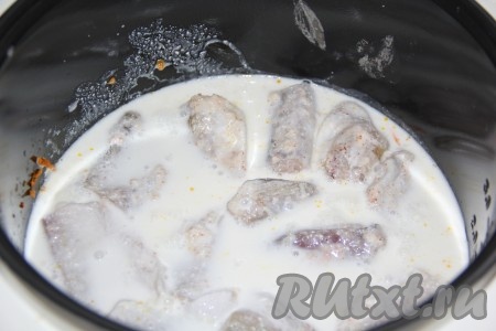 Влить получившийся сметанный соус в мультиварку поверх минтая и моркови, включить режим "Тушение" на 40 минут и закрыть мультиварку крышкой.&nbsp;
