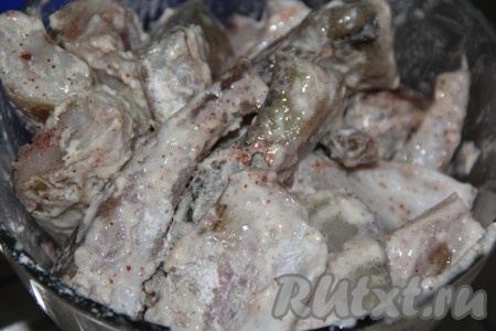 Тщательно перемешать муку и специи с рыбой.