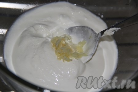 В отдельной ёмкости соединить сметану, воду и пропущенный через пресс очищенный зубчик чеснока.
