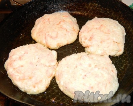 Жарим сырники на растительном масле с двух сторон на среднем огне.