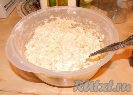 В творог добавляем сахарный песок, муку, крахмал и яйца. Все хорошо перемешиваем.