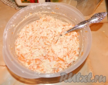 Добавляем морковь к приготовленной творожной массе.