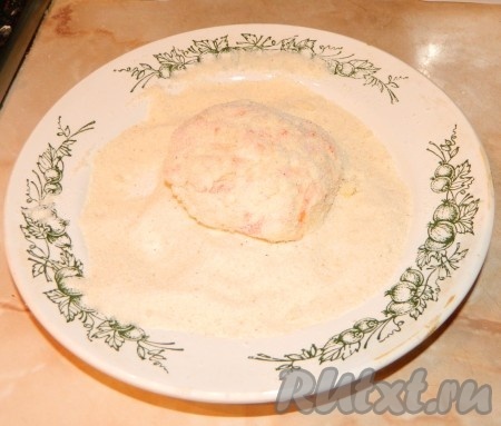 Из полученной массы формируем творожно-морковные сырники и обваливаем их в манной крупе.