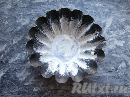 Небольшую форму для кекса хорошо смазать сливочным маслом, дно застелить пергаментом и посыпать бока и дно формы манной крупой.
