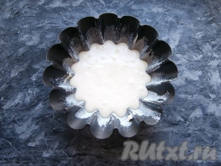 Вылить в форму тесто.