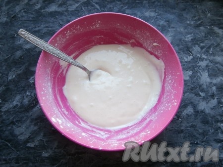 Перемешать получившееся тесто на низких оборотах миксера. Тесто должно быть достаточно жидким, как заварной крем.
