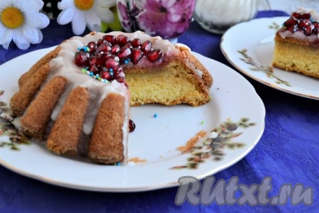 Простой, слегка рыхлый, рассыпчатый, очень вкусный кекс, приготовленный на майонезе в духовке, можно подавать к столу.