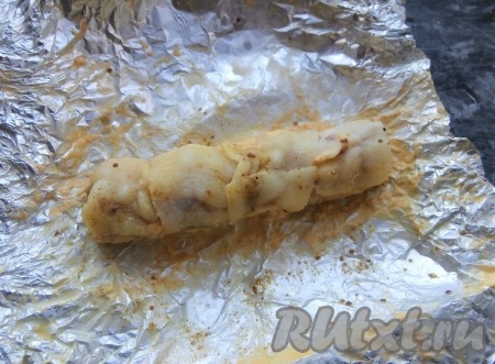 Теперь рулет завернуть в туже фольгу, края которой плотно скрутить. Рулет из куриного филе с беконом и сыром, завёрнутый в фольгу, запекать в духовке, разогретой до 180 градусов, около 30-35 минут. Затем готовый рулетик достать из духовки, развернуть.
