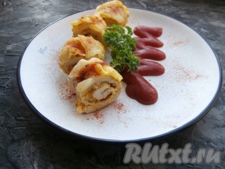 Если сало не любите, его после запекания можно просто убрать, а рулет нарезать на части, выложить на тарелку, сверху украсить паприкой.
