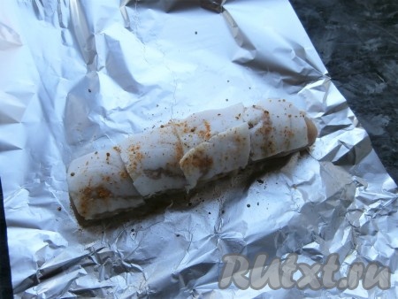 И, помогая фольгой, свернуть куриное филе с сыром в плотный рулет. Сверху покрыть рулет тонкими пластинками бекона (или сала), немного посыпать специями.