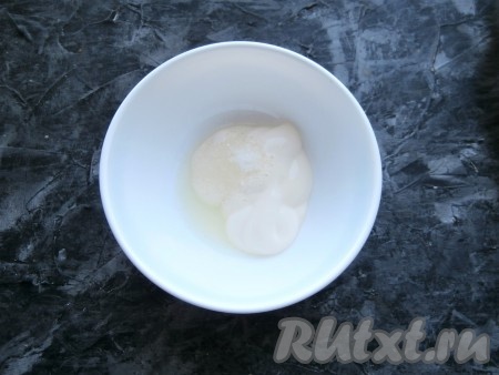 Соединить майонез с лимонным соком и сахаром, перемешать и заправка для салата готова.
