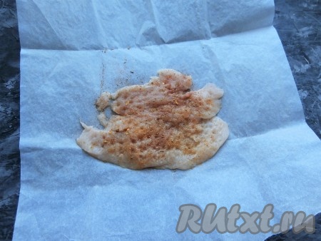 Картофель и морковку отварить в кожуре до готовности (в течение 25-30 минут с момента закипания воды), остудить и очистить. Куриное филе отбить молоточком, выложить на смазанный растительным маслом пергамент, чуть посолить и посыпать приправой для шашлыка.