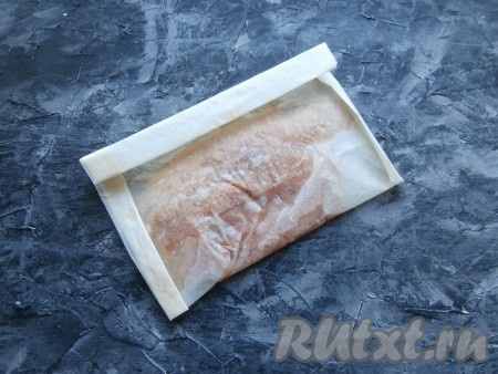 Завернуть филе в бумагу, тщательно подогнув несколько раз её края (конвертом).

