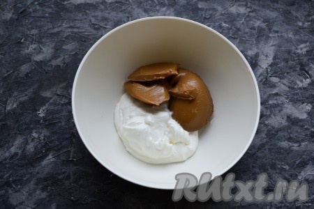 Для приготовления крема, которым я смазывала коржи, я немного взбила на небольших оборотах миксера сметану и варёное сгущённое молоко.
