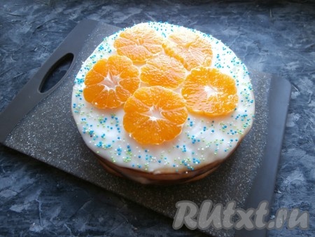 Осталось тортик только украсить. Я украсила кружочками мандаринов и кондитерской посыпкой.